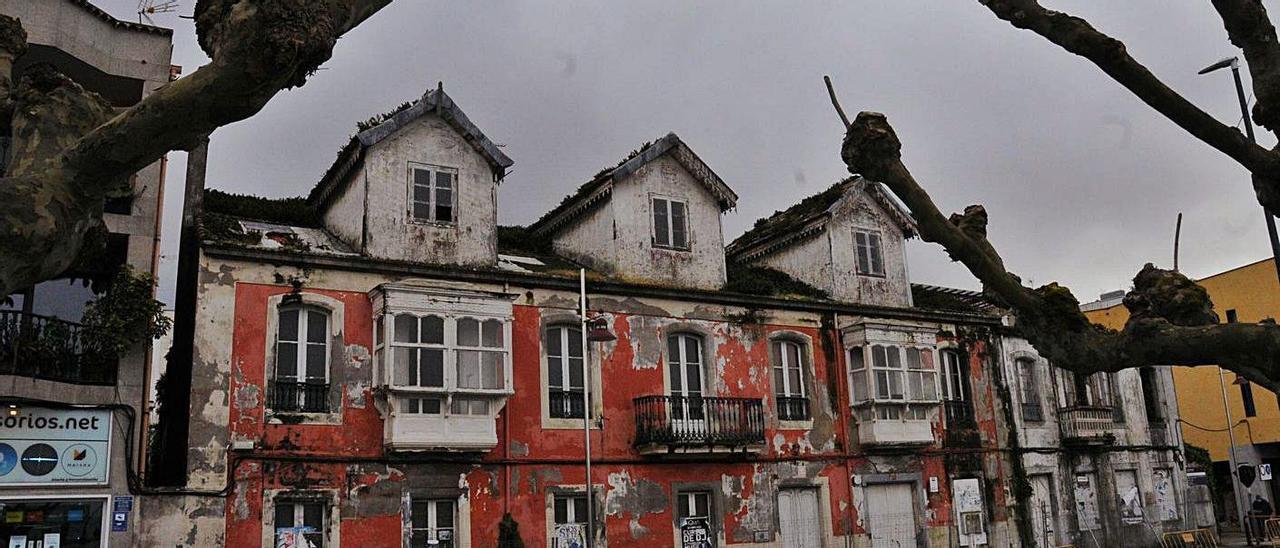 Las viviendas situadas en los números 115 y 117 de la Avenida Montero Ríos, en Bueu. |   // GONZALO NÚÑEZ