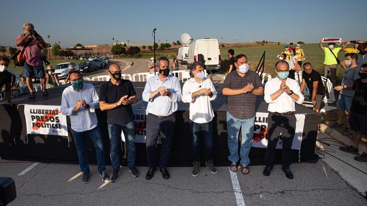 Algunos de los presos del 1-O en un acto celebrado en julio a las puertas de la prisión de Lledoners, en Sant Joan de Vilatorrada.