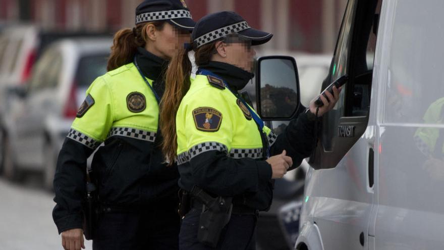 Dos agentes durante un control.