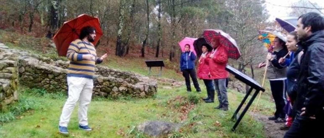 Un momento de la visita organizada por Almuinha. // Faro