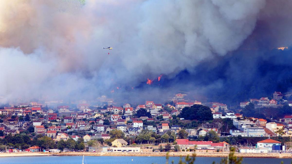 Incendio forestal con riesgo de llegar a casas en Moaña, en Meira. |   // MARTA G. BREA