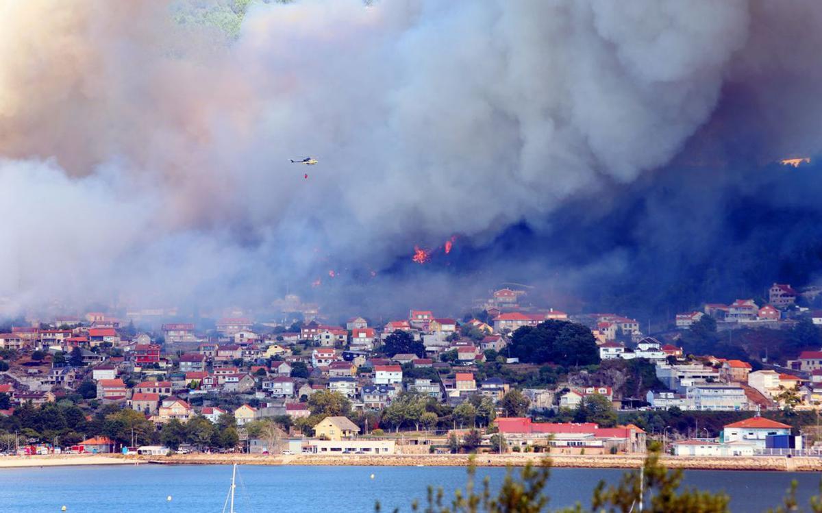 Incendio forestal con riesgo de llegar a casas en Moaña, en Meira. |   // MARTA G. BREA