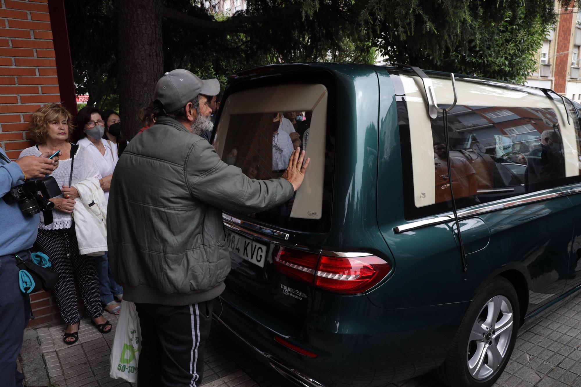 En imágenes: así fue el emotivo último adiós a Fernando Fueyo, cura del Sporting