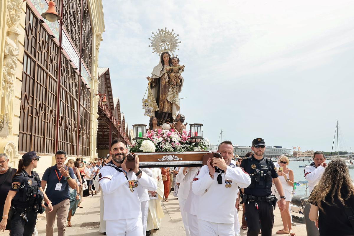Carmen y Marta acompañan la procesión marinera del Carmen Carmen y Marta acompañan la procesión marinera del Carmen