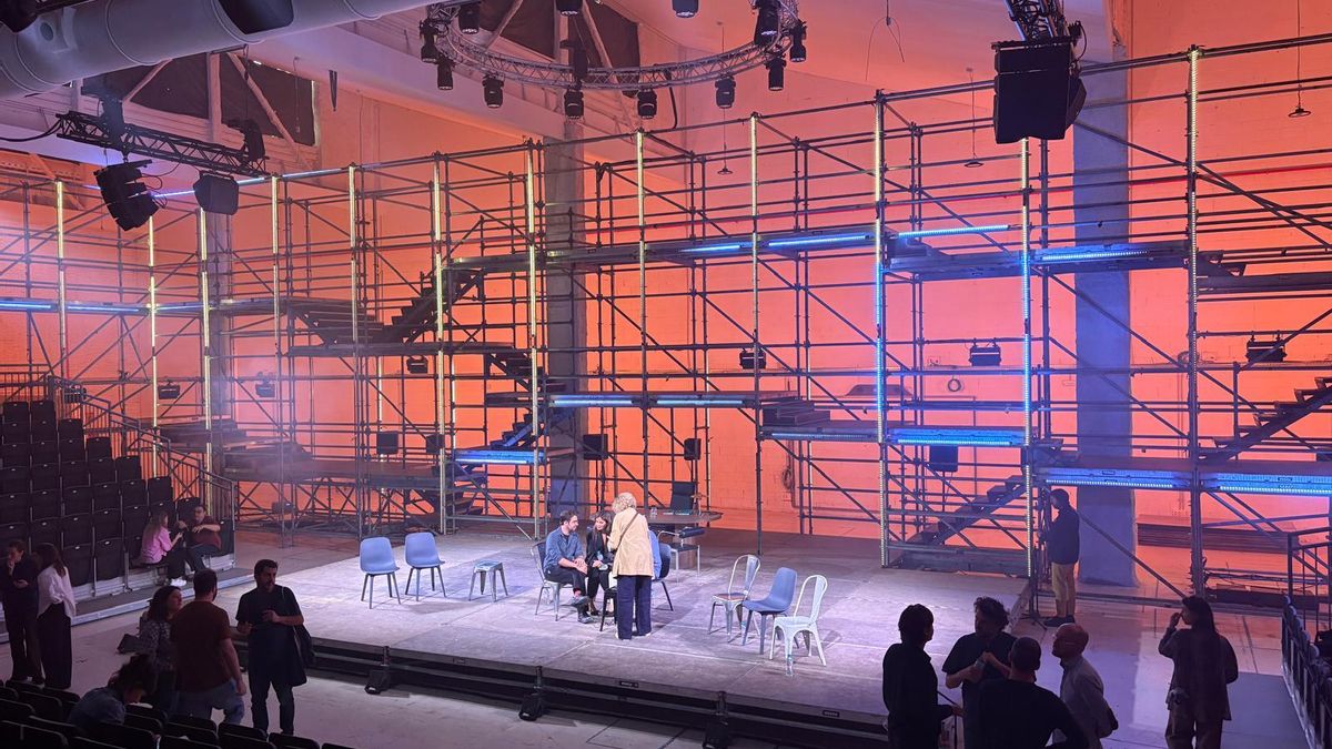 Marta Torné y Enric Cambray protagonizan 'Supersàpiens', el nuevo teatro inmersivo de Sergi Belbel en Poblenou