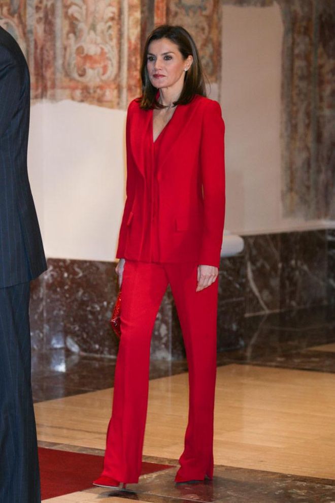Letizia Ortiz, muy elegante con un traje de chaqueta y pantalón rojo
