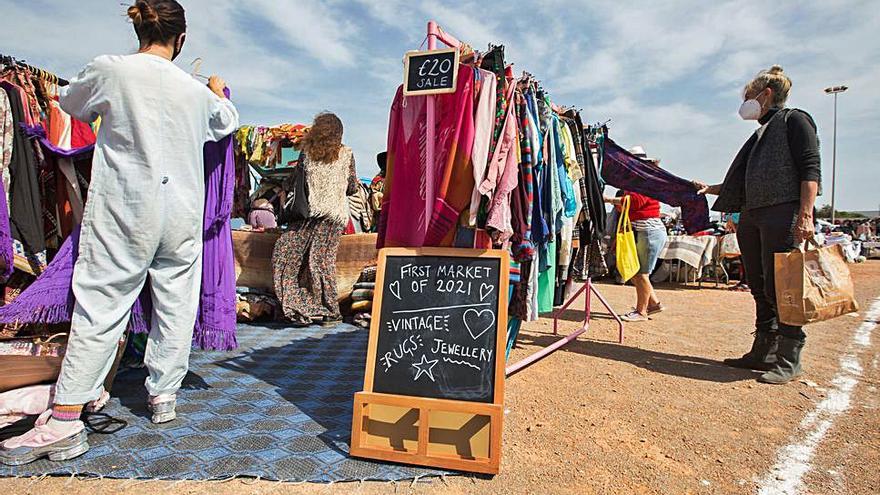 Una pizarra en uno de los puestos informa de que es el primer mercadillo de 2021. 