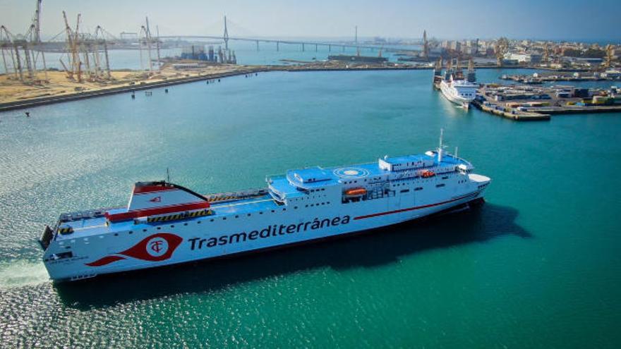 Naviera Armas estrena su nuevo buque en la línea Cádiz-Canarias