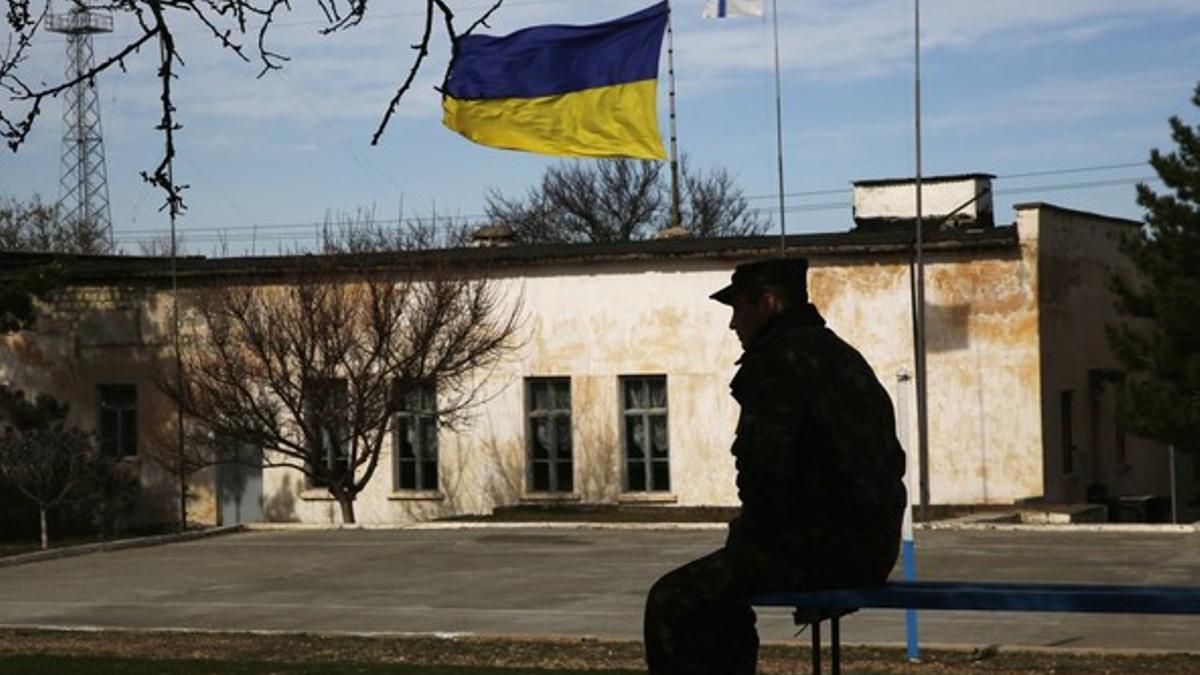 Un soldado ucraniano, en una base en Crimea, este lunes.