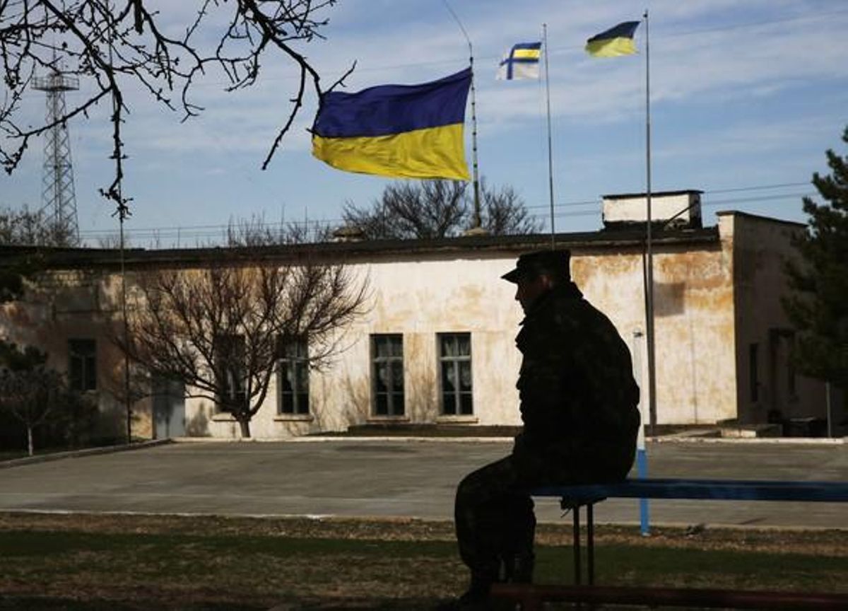 Un soldat ucraïnès, en una base a Crimea, aquest dilluns.