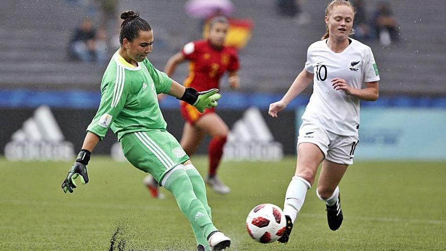 Cata Coll despeja el esférico en la semifinal de ayer del Estadio Charrúa de Montevideo ante la presión de la neozelandesa Grace Wisnewski.