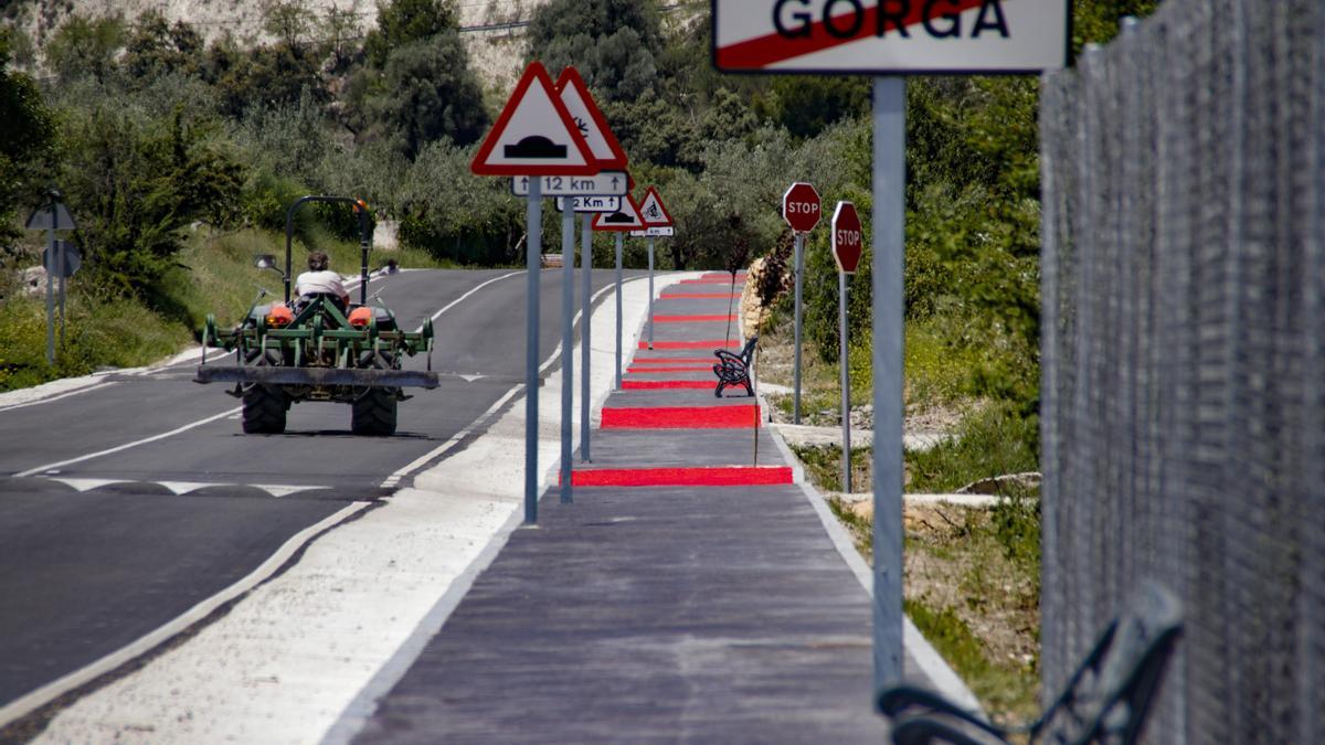 Acera construida por Obras Públicas para mejorar la seguridad vial de peatones en Gorga.