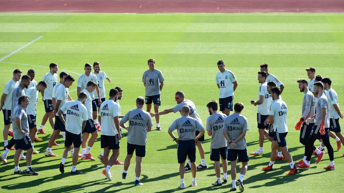 Luis Enrique habla con el grupo al comenzar la sesión preparatoria en Las Rozas.