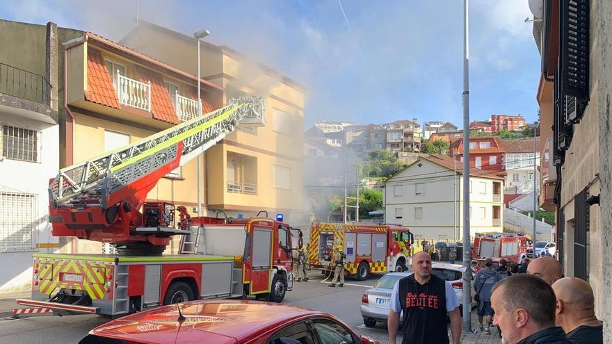 Los Bomberos de Vigo rescatan a una mujer de un incendio en Chapela