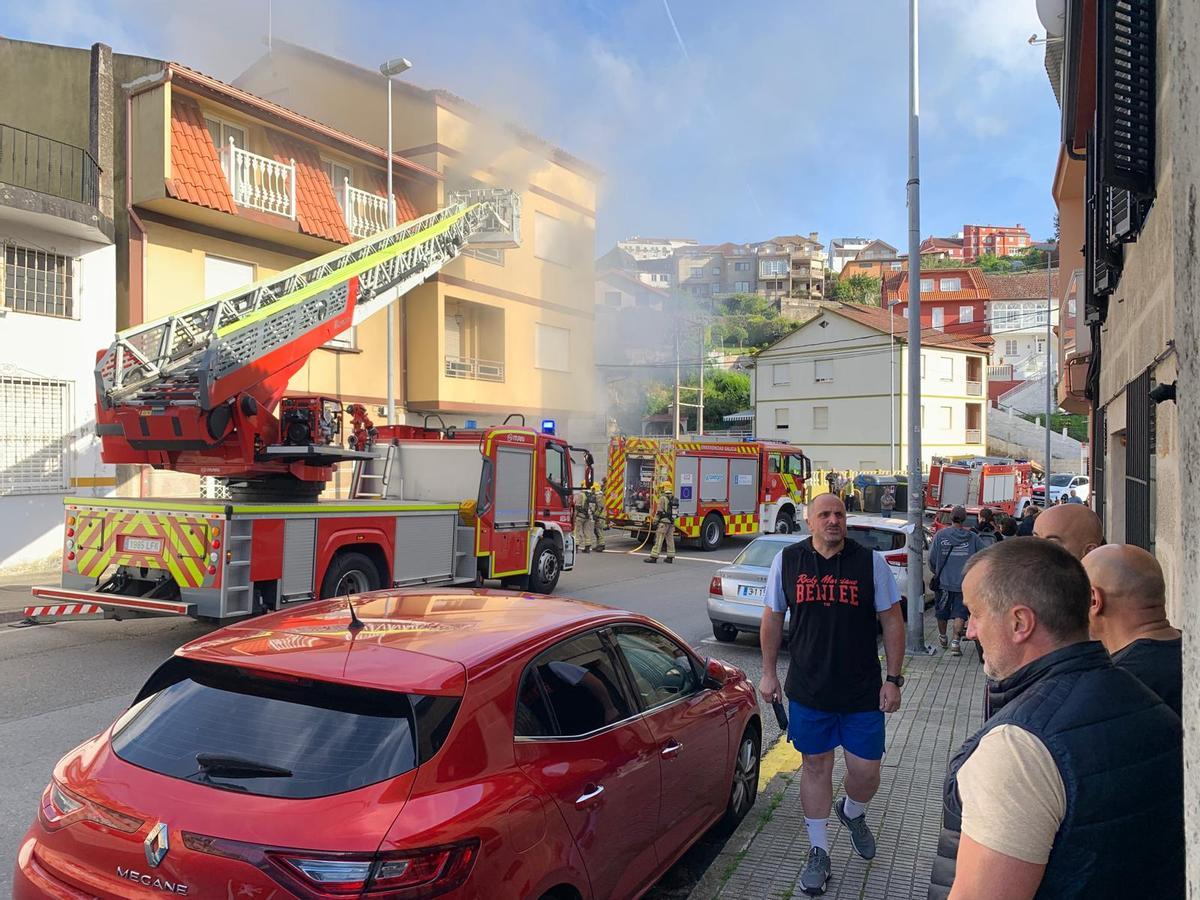 Rescatada a través de su balcón por un incendio en una casa en Chapela que calcinó el garaje