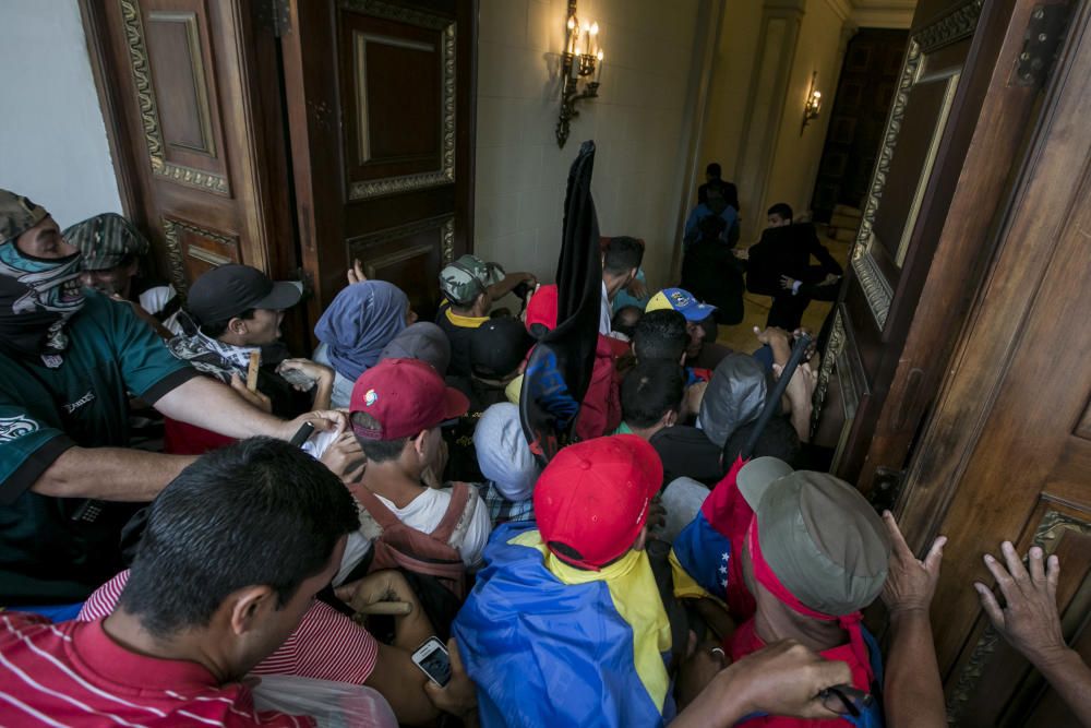 Las imágenes del asalto al Parlamento en Venezuela