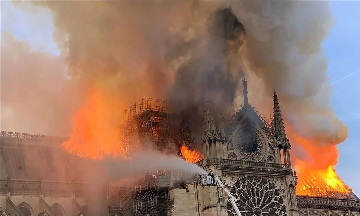 Incendio en la Catedral de Nôtre Dame