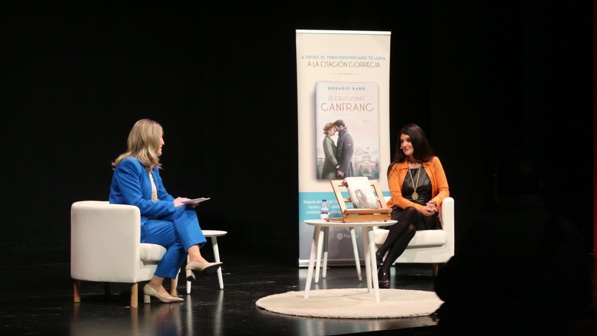 Rosario Raro (derecha) durante la presentación de su último libro.