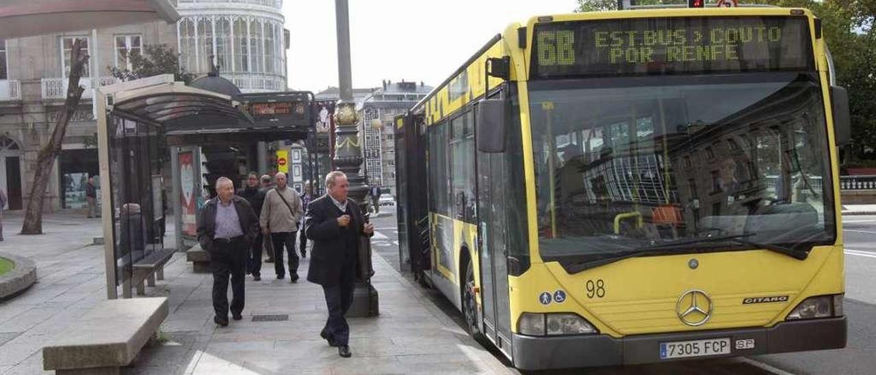 Uno de los autobuses que forman parte del transporte urbano en la ciudad. // Iñaki Osorio