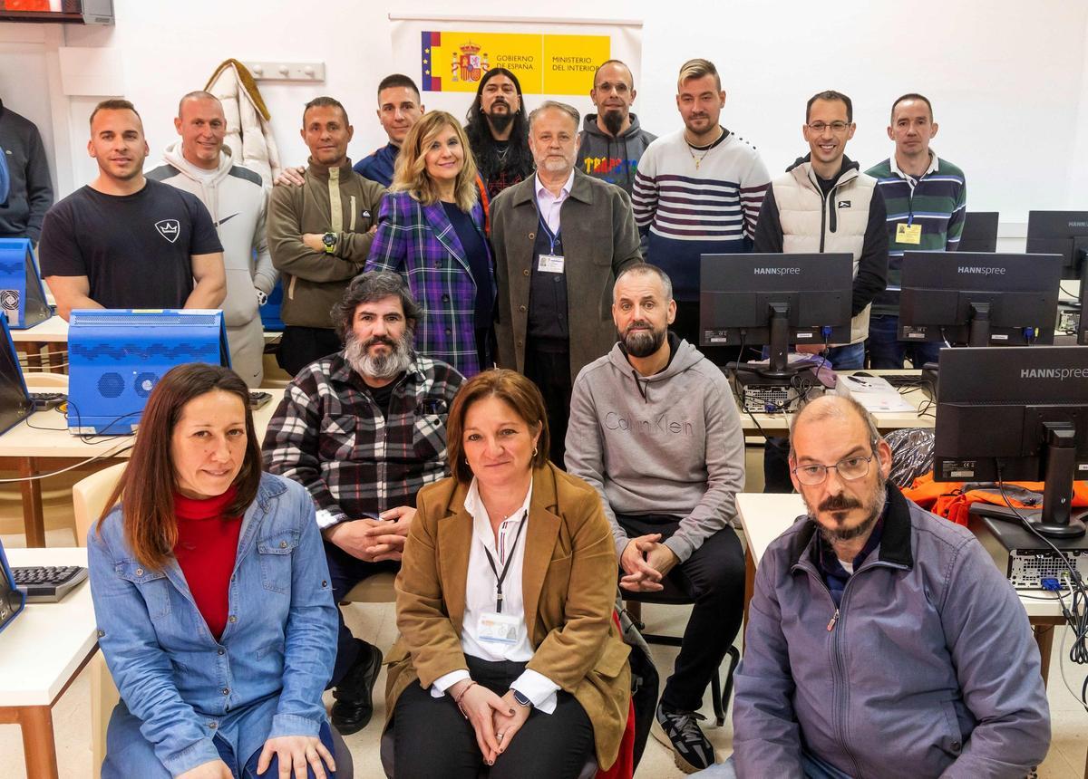 Alumnos con responsables del centro penitenciario y la UNED.