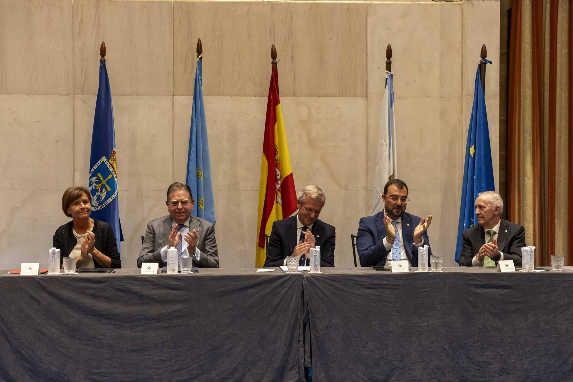 La Asociación Día de Galicia en Asturias entrega su medalla de oro a Adrián Barbón y Carmen Moriyón