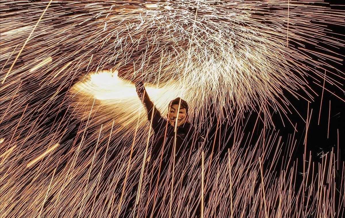 Un joven palestino enciende fuegos artificiales en la ciudad de Gaza. Los musulmanes de todo el mundo celebran el mes sagrado del Ramadán rezando durante la noche y ayunando entre el amanecer y el atardecer. Ramadán es el noveno mes en el calendario islámico y se cree que el primer verso del Corán se reveló durante sus últimas 10 noches.