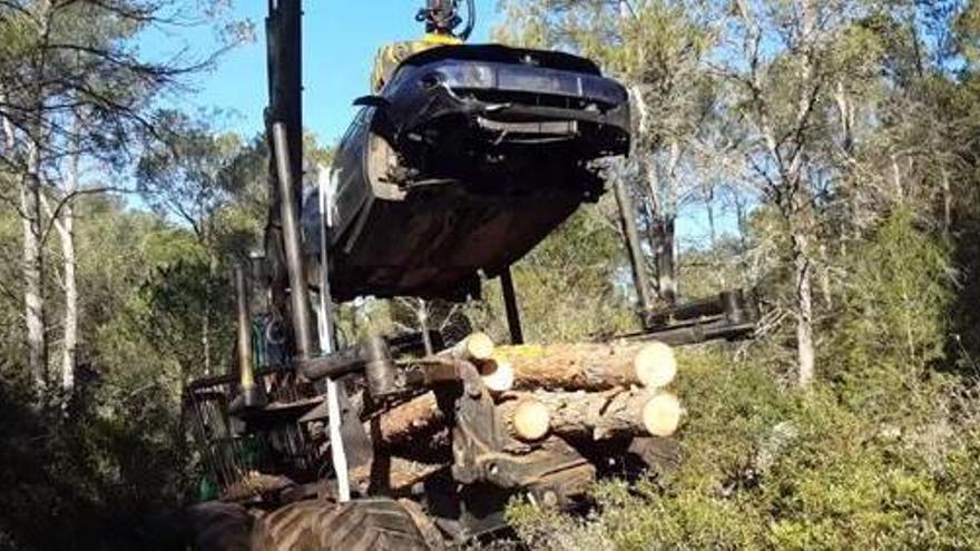 Imatge de la retirada del vehicle robat i abandonat a Coma Llobera.