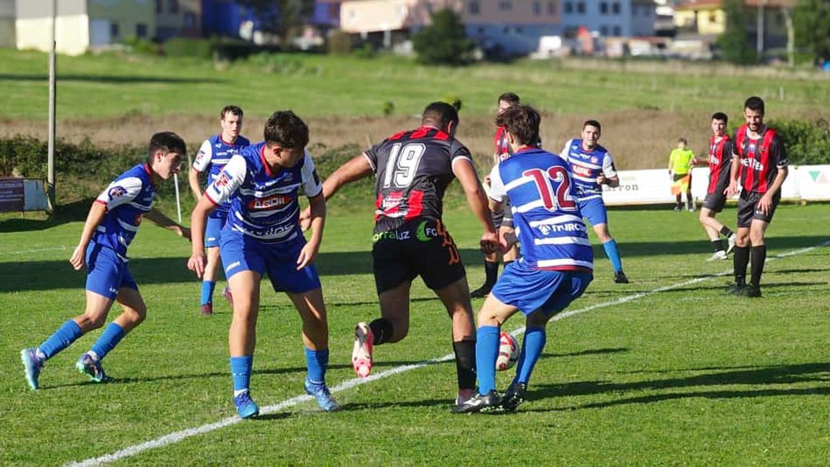 Un momento del partido de La Espina frente a San Fernando.