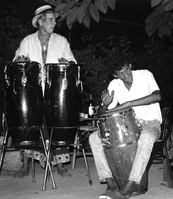 Mati Klarwein tocando las congas.