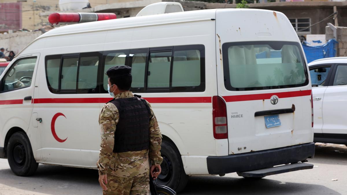 Un policía junto a una ambulancia en Bagdad.