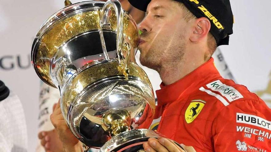 Sebastian Vettel besa el trofeo de ganador en Sakir. // Giuseppe Cacace