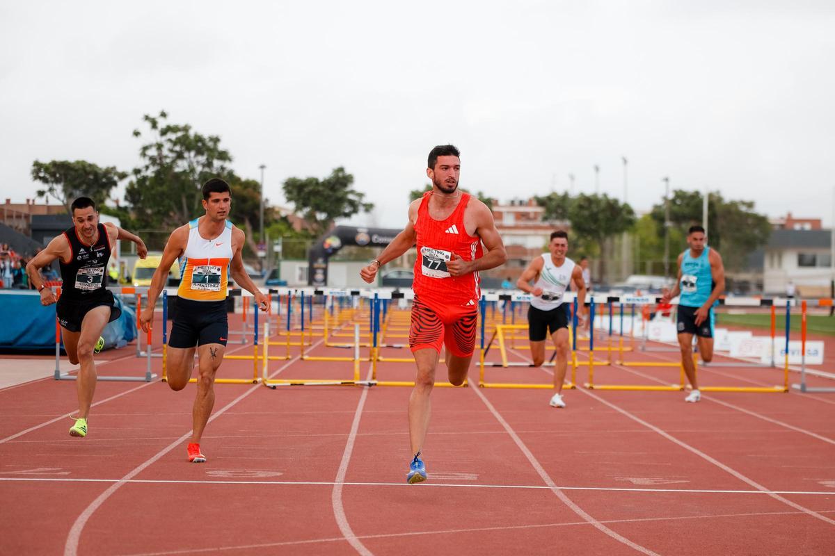 Quique Llopis vuela en el 110 metros vallas