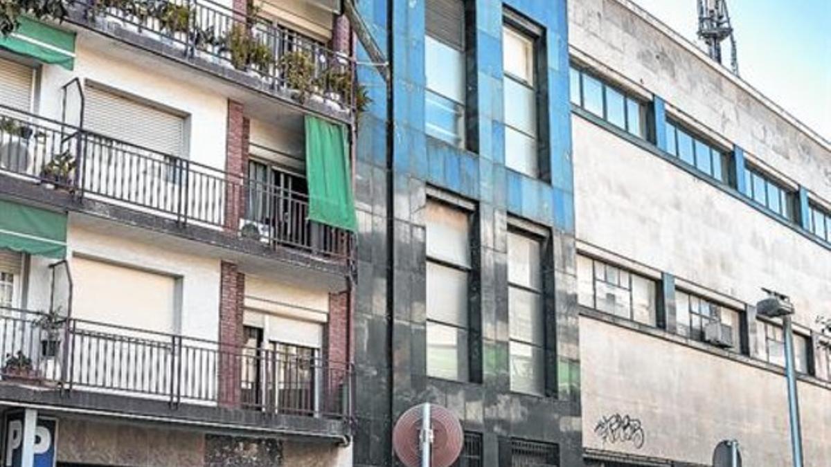 El edificio de Telefónica de la calle Boada que causó molestias a los vecinos.