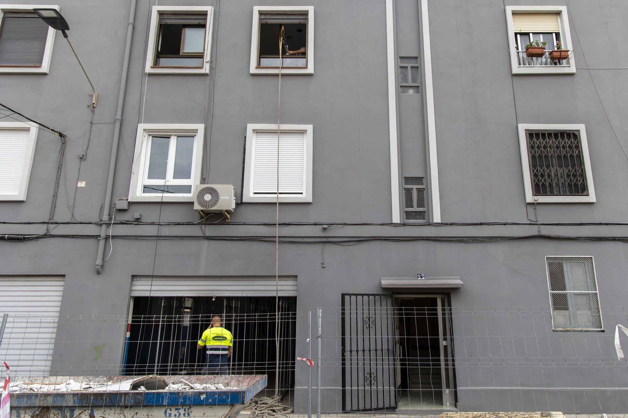 Comienzan a apuntalar el edificio que desalojaron en el Cabanyal por riesgo de derrumbe