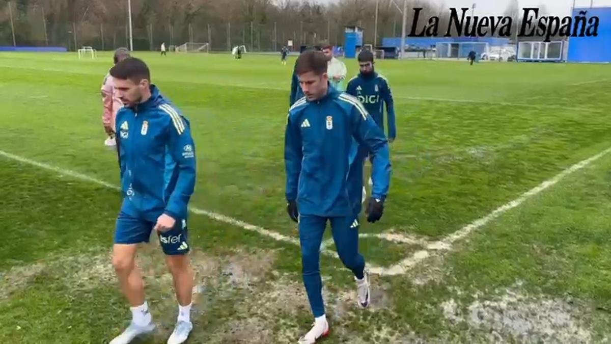 Guillermo Almada, nuevo técnico del Oviedo, ya pisa el césped de El Requexón.