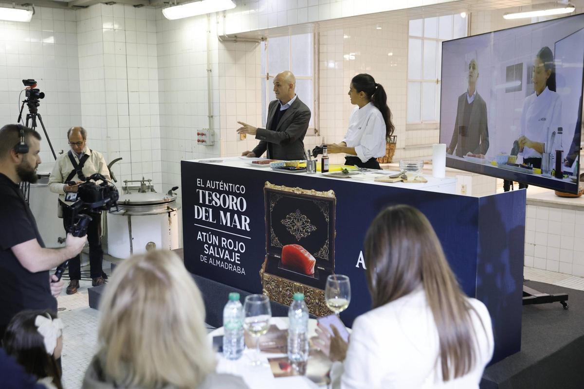 El "pata negra" del atún desembarca en Gijón de la mano de Alimerka y María Lo, en imágenes