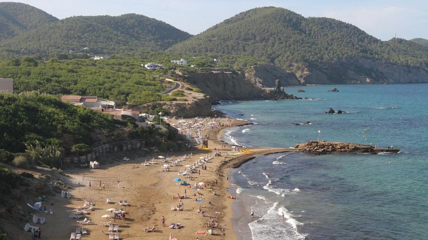 Aparece un cadáver en una playa de Ibiza