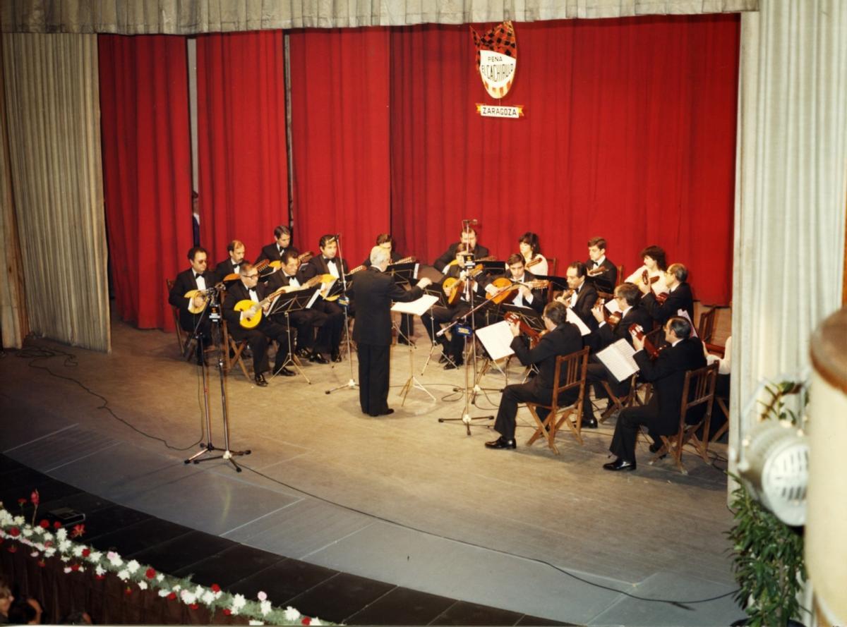 La Orquesta Laudística Harmonía se fundó en 1979 bajo la dirección de Antonio Galindo.