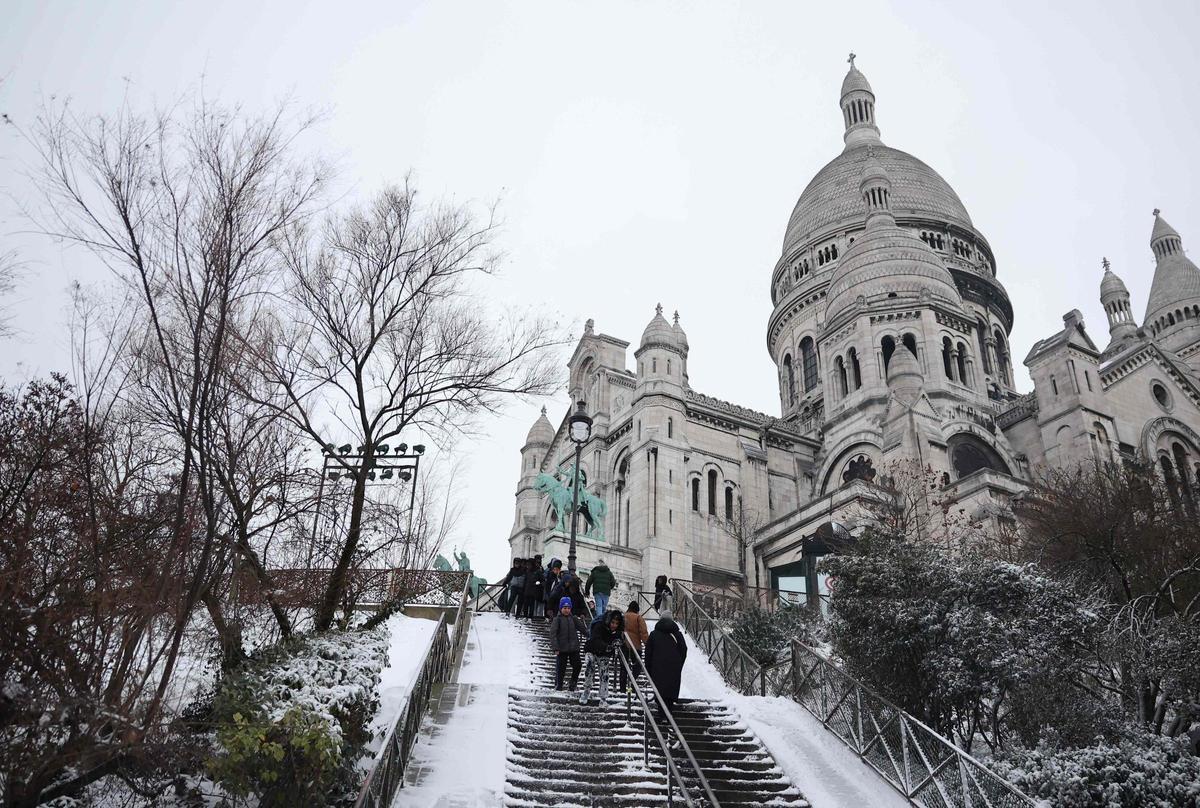 El Montmatre de París, teñido de blanco por la nieve.