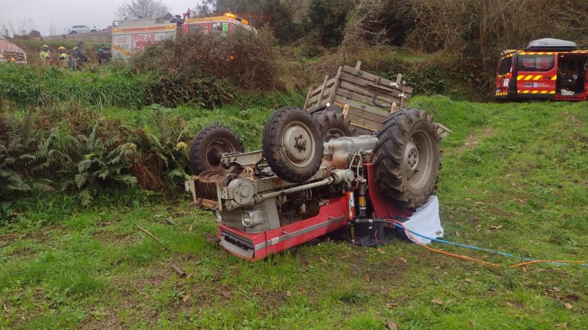 Imagen del un tractor siniestrado en Outes.