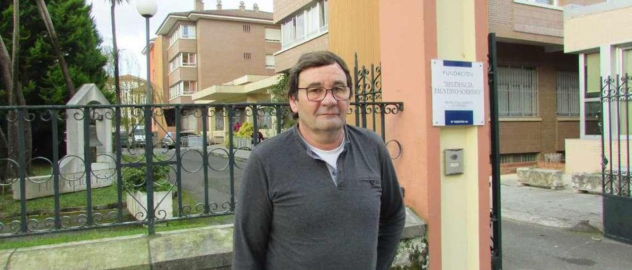 Lázaro Pendás Granda, a las puertas de la residencia Faustino Sobrino.