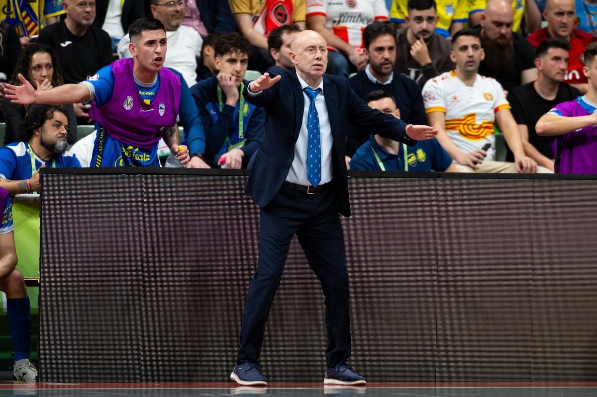 El técnico Santi Valladares da instrucciones a sus jugadores desde la banda.