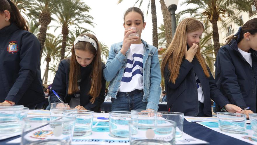 Las aspirantes a Bellea del Foc saborean el agua en la Explanada de Alicante