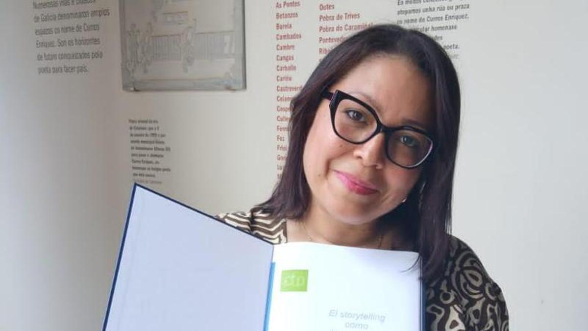 Yendy Carolina con su tesis en la Casa dos Poetas de Celanova, donde realiza las prácticas del máster.