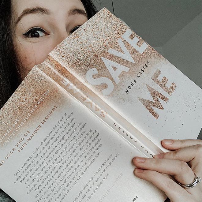 Mona Kasten con su libro 'Save Me' en Instagram