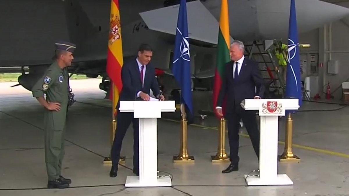 Una alerta real interrumpe la visita de Sánchez en la base de la OTAN en Lituania
