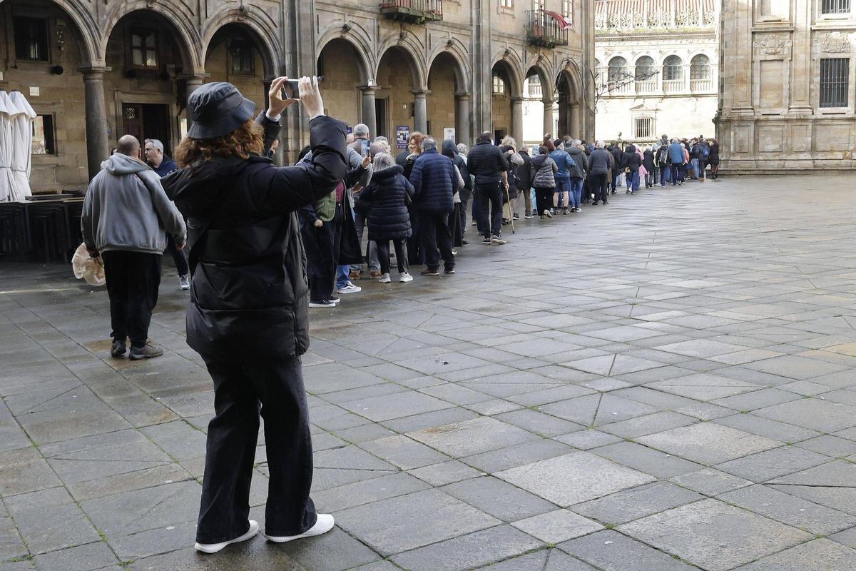 Turistas hacen cola para acceder a la Catedral de Santiago