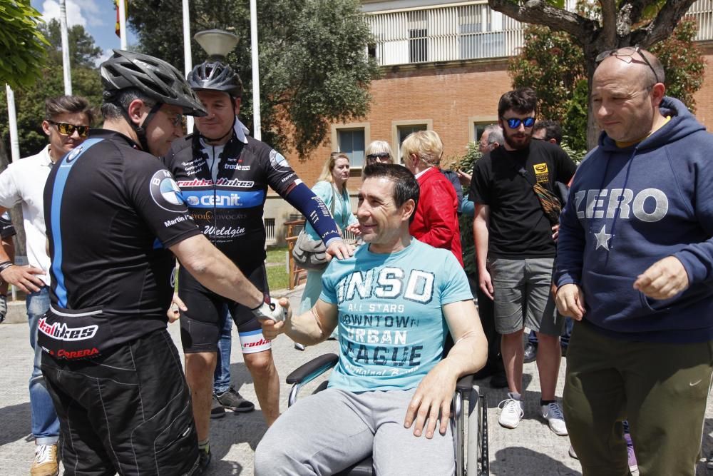 Ciclistes donen suport al medallista olímpic Josep Antoni Escuredo en sortir de l''hospital després de ser atropellat per un taxista