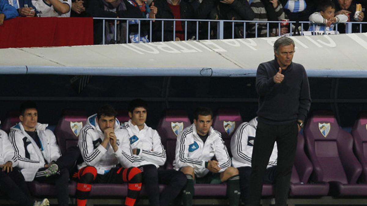 Mourinho ante el banquillo.