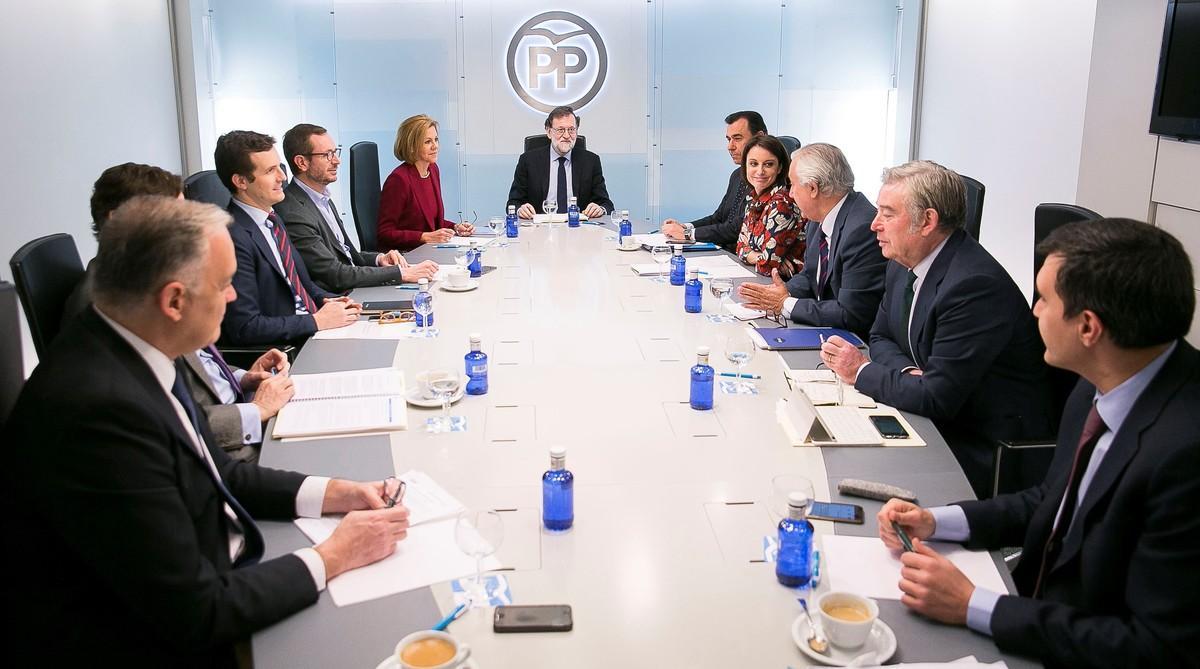 GRAF4637 MADRID,19/2/2018.- Fotografía facilitada por el Partido Popular del presidente del Gobierno y del PP, Mariano Rajoy,c., durante la reunión del Comité de Dirección del PP, celebrado hoy en la sede de Genova. EFE/ Tarek